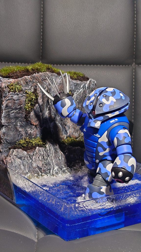 「こちら東方岩壁、異常なし！」ちょっとポーズを変えましたが、足が固定されてるので、あまり動かせません(^_^;)