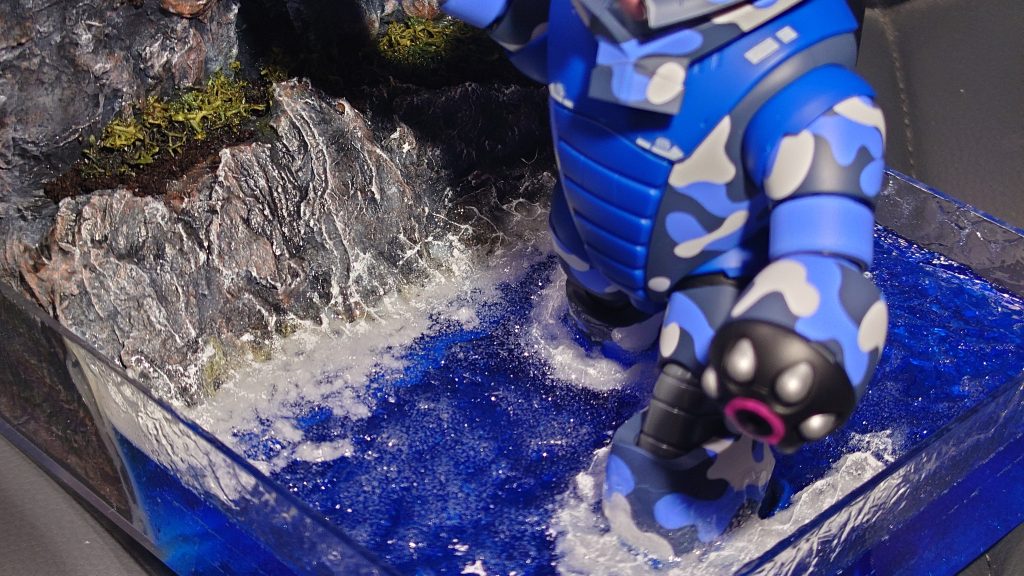 水は多層構造にしていまして、青に着色した海の土台（レジン）、波の泡、水面の波、アッガイの移動による高い波、となっています。波の泡は、雪素材にも使う粉末大理石を混ぜ込んでいます。