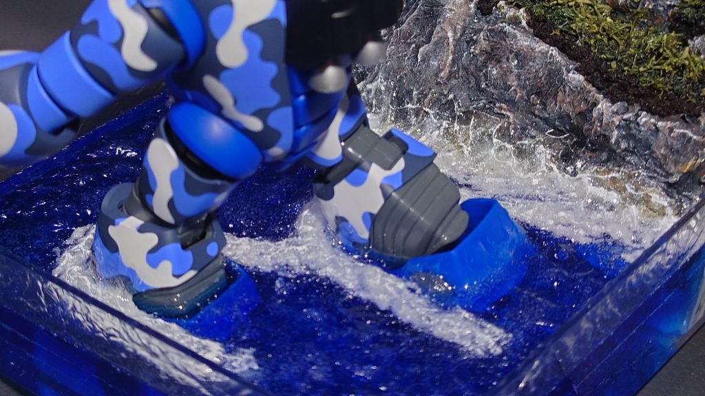 水の流れを意識して泡と波を作ります。