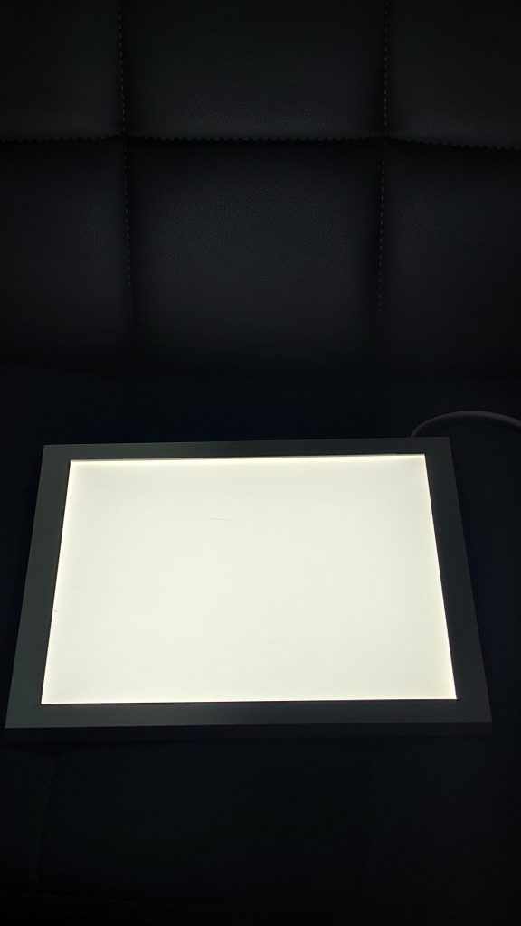 光らせたのはLEDパネルです。普通にガンプラ撮影する際に、上下から光があると影ができにくくなるので良いですね！