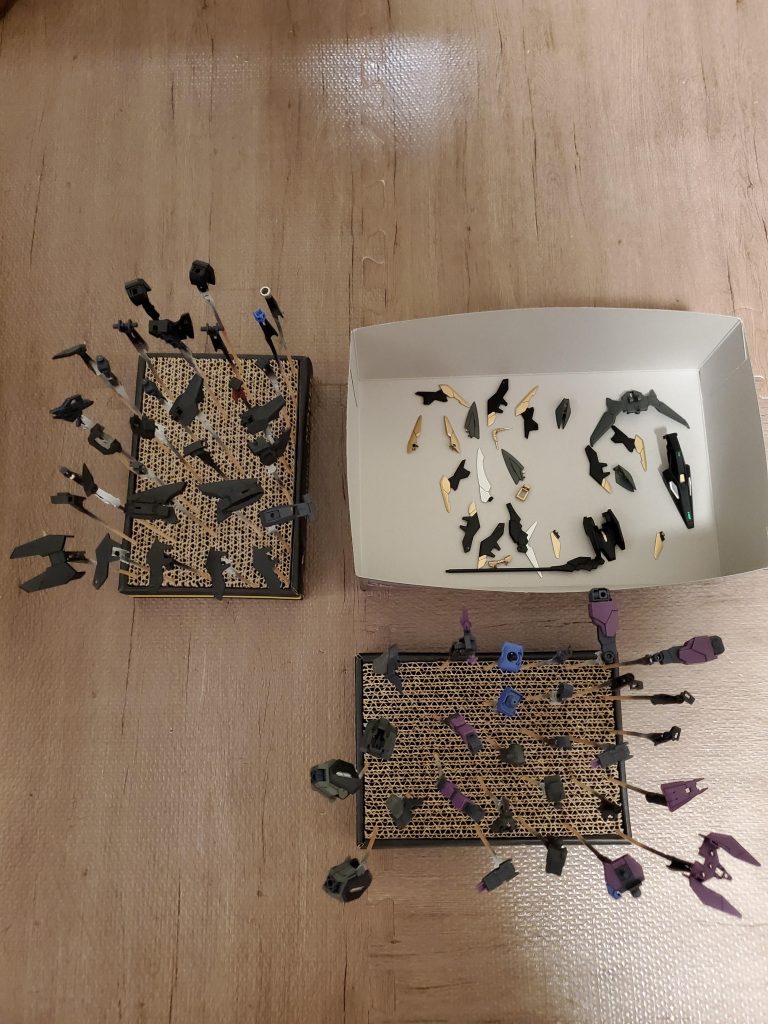 コアガンダムの紫と青は成型色にウェザリングカラーブラックで、トーン落とし。頭、体、肩は水性ホビータイヤブラック(エアブラシ)。プルートアーマーの肩、ひざ、足のグレー部分は水性ホビー軍艦色2(エアブラシ)、爪の黒はサフのブラック(缶スプレー)、爪の金やアンテナ等は水性ホビーゴールドとシルバーの調色(7:3)筆塗り、バーニアや盾は水性ホビーシルバー(筆塗り)、エコプラは成型色、最後に全体をつや消しトップコート(缶スプレー)