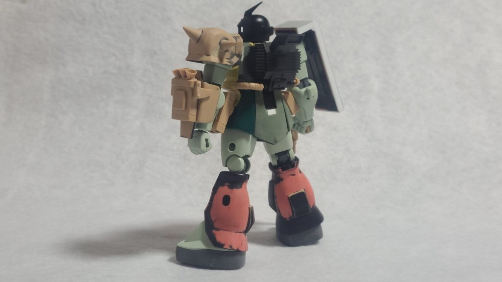 ・バックパック下部緊急離脱用フックを廃しバーニア取付・リアアーマーバズーカラックを推進用可変式噴射口へ変更加工はざっとこんな感じですね。塗装については、イラン空軍トムキャットカラーセットのペルシャイエロー・ペルシャブラウンをベースにガンダムカラーのジオンＭＳグリーンの濃い方と、色名不明の赤。マシンガンとバーニアはスターブライトアイアン、関節やバックパックはフレームメタリック２で塗装しています。