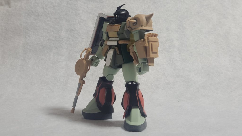 ザクデザートタイプの説明はこんな感じみたいですね。さて今回の製作についてですが・・・・頭部アンテナはMSVからの移植バルカン砲は、1ｍｍ銅パイプにて再現・右腕シールドはHGUCの物をベースにプラ板で大型化、角の丸みを削り落としプラ板で蓋M120ASマシンガンはMSVキットの物をロングバレル化・左腕ショルダーアーマー・ミニシールド・ラッツリバー３連ミサイルポッドをMSVキットより移植・ボディーユニット胸部装甲及び動力パイプをMSVキットより移植クラッカーポッド及びラッツリバー式P3　２連式ミサイルポッド移植股間パーツはプラ板で整形・脚部補助推進器（４か所）及び膝アーマー移植