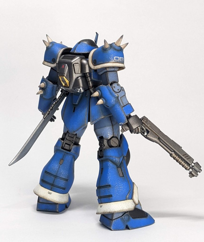 バックパックは独特の形状です。MS-08なので右肩には08のマーキング😅