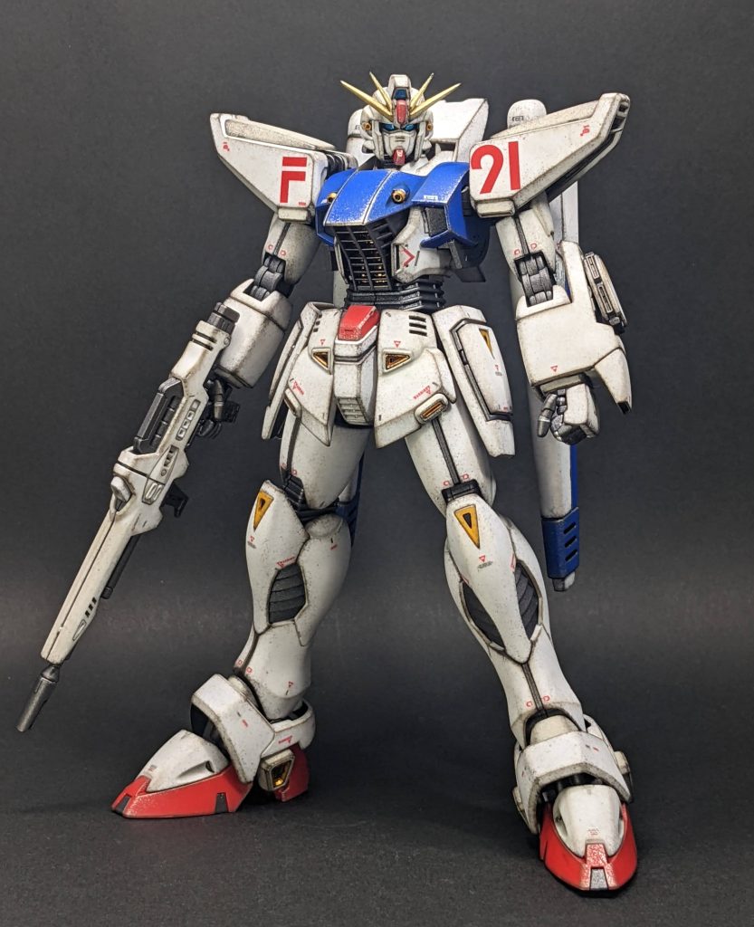 青い部分は成型色だとややくすんだ濃いめの青なので爽やかなコバルトブルーで塗装してます。黄色パーツはゴールドで塗装、白と赤のパーツは無塗装です。全体につや消し吹いてウェザリングしてます。