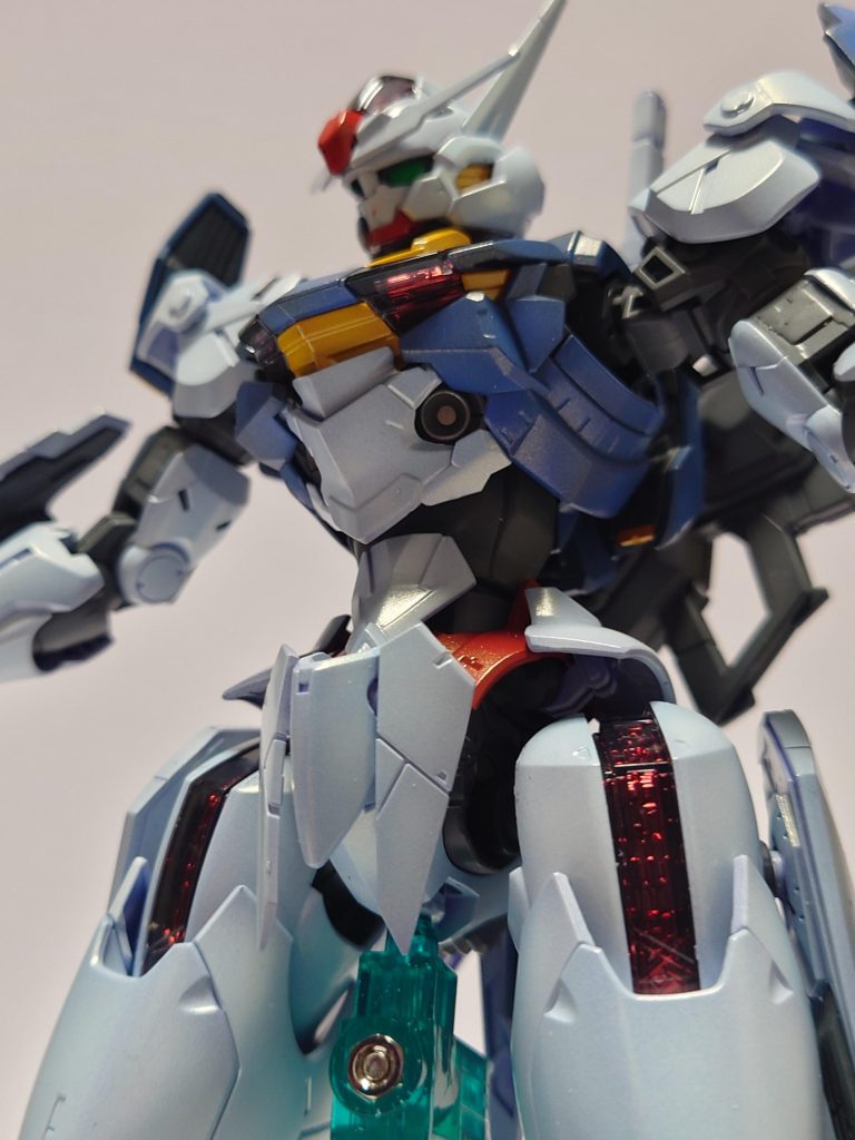 斜め下からの煽り。