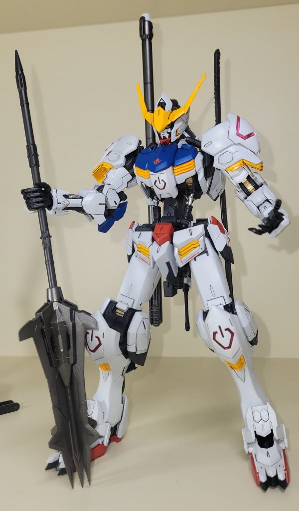 内部フレームから装甲、武器類までビッチリとした作成してても重厚感のあるキットでした。ギッチリしたキットなので、塗装後にポージングするには少し勇気のいるキット。(可動域はあるが各部の動きは鈍く、慎重にしないとかなりパーツがこすれる)