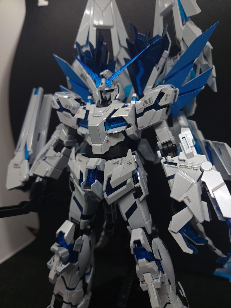 顔を中心に撮影。クリヤーでツヤツヤにしたおかげか背中のDEにライトが反射してます。背中のアームド・アーマーXCは濃いブルーメタと薄いブルーメタで塗分けてます。