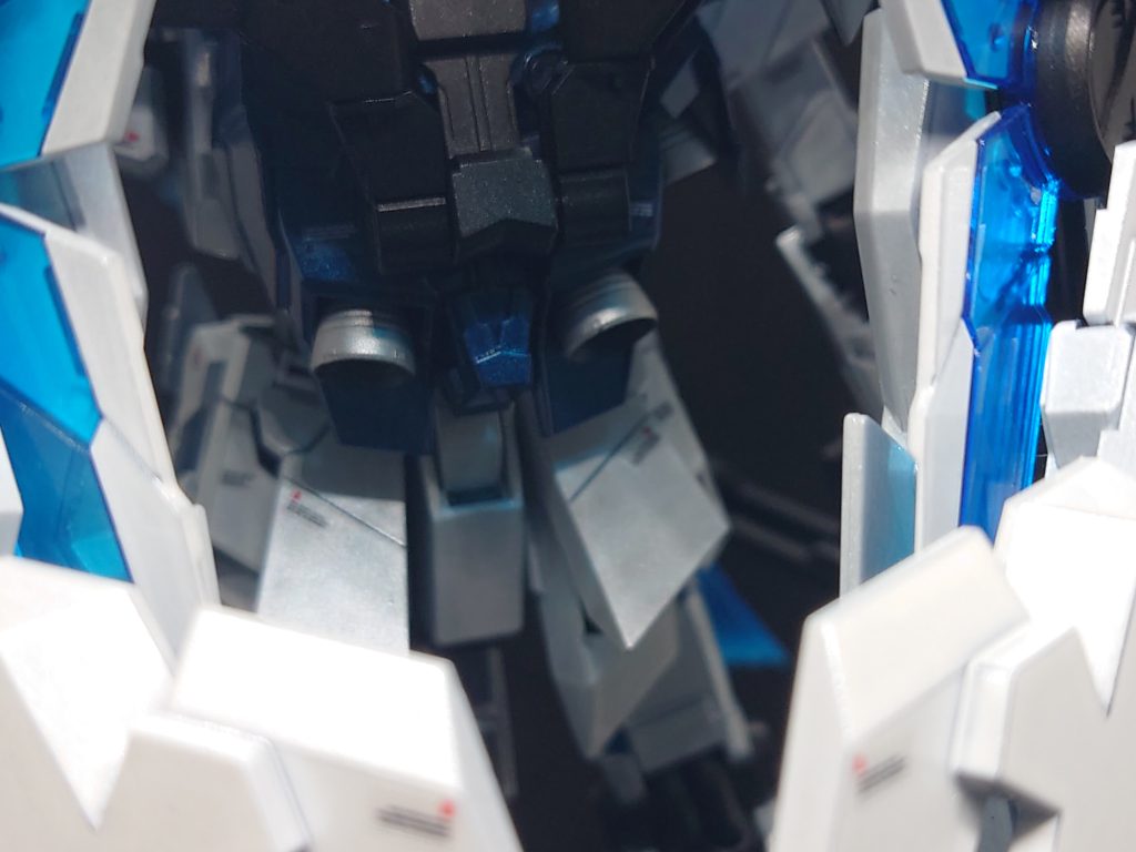 バックパックのスラスターシルバー+半艶クリヤーで仕上げてます。