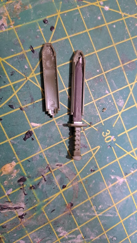 今回の改造：ヒートナイフの刃先シャープ化、それに伴って鞘部のダボ穴も削りました。