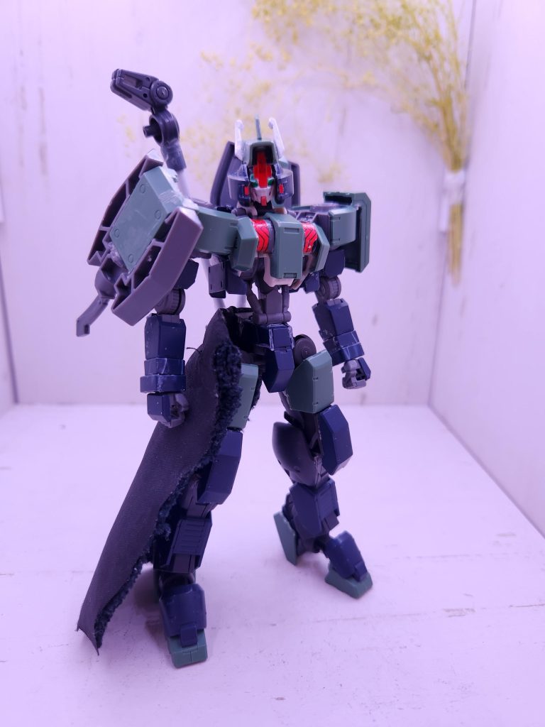 そして肩に装備した非常用の斧