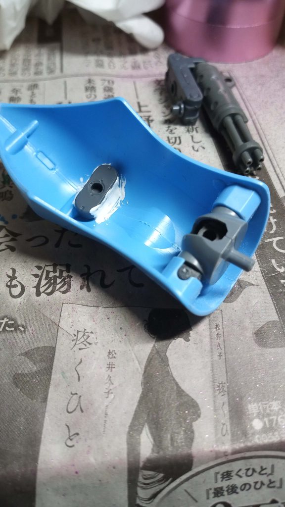 武器を装着するための部品をパテで装着。このあと黒サフ吹いたので目立ちません。