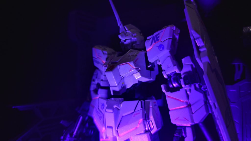 蛍光エナメル塗料でのスミ入れなので、ライトに反応してくれて実際はもっと綺麗に光ってくれます。