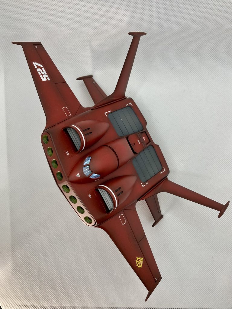 基本的にはほぼそのまま組んでいますが、ドダイの鉄板工作のグフ合体用の磁石仕込みと、コクピットの電飾加工をしています①垂直尾翼の取り付け位置を上面から横面にずらし、グフを乗せた際に足が広げられるようにしてあります②窓部分をくりぬいて、コクピットの中を作り込み パイロット2名を乗せてあります(電飾加工)③後部バーニアは大きな2つは切り離して奥行きのパーツを接着 8個の小さなバーニアは社外品のものに変えてあります