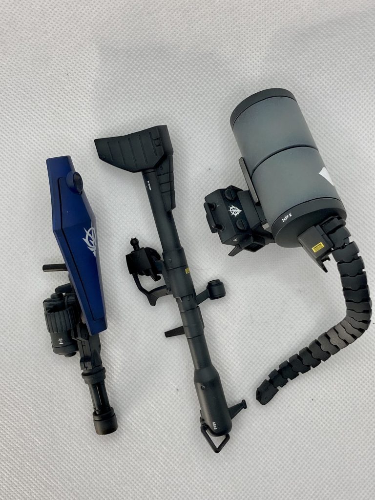 武装各種今回の目玉のガトリングガンと追加弾倉パックですWAVEのプロペラントタンクを2つなげて本体として、MGダブルゼータのパーツで構成しています追加システムごと、バックパックの穴の3ミリジョイントに差し込む形で固定しますガトリングシールドはデミトレーナー用拡張パーツセットを使用してベルトリンク切り離し後も単独で使用出来る風にしてあります