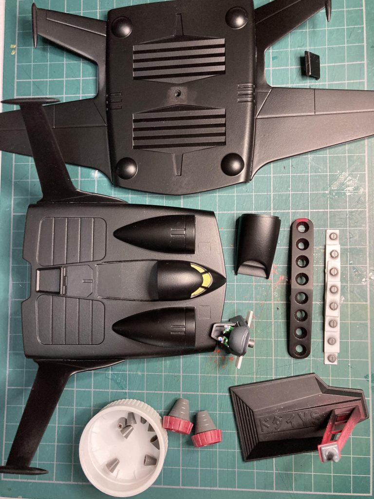 ベースはキットそのままで、大きな加工はしていません正面のミサイルはモールドをくりぬき、どの穴からもミサイルが正面を向くように段差を付けてありますがほとんど見栄えが変わりませんでした(涙)