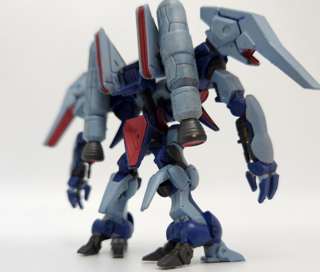 小さいですがちゃちくなくてすごい(語彙力欠如)もとの色は単色なのですが、せっかくなので公式のバイアランカスタムの色にしようと思ってUC公式様の画像みながらシタデル筆塗りしましたがこいつ大分形が違う....この部分見えない...みたいなことがちょくちょくあったので、所々フィーリングで塗ってます。