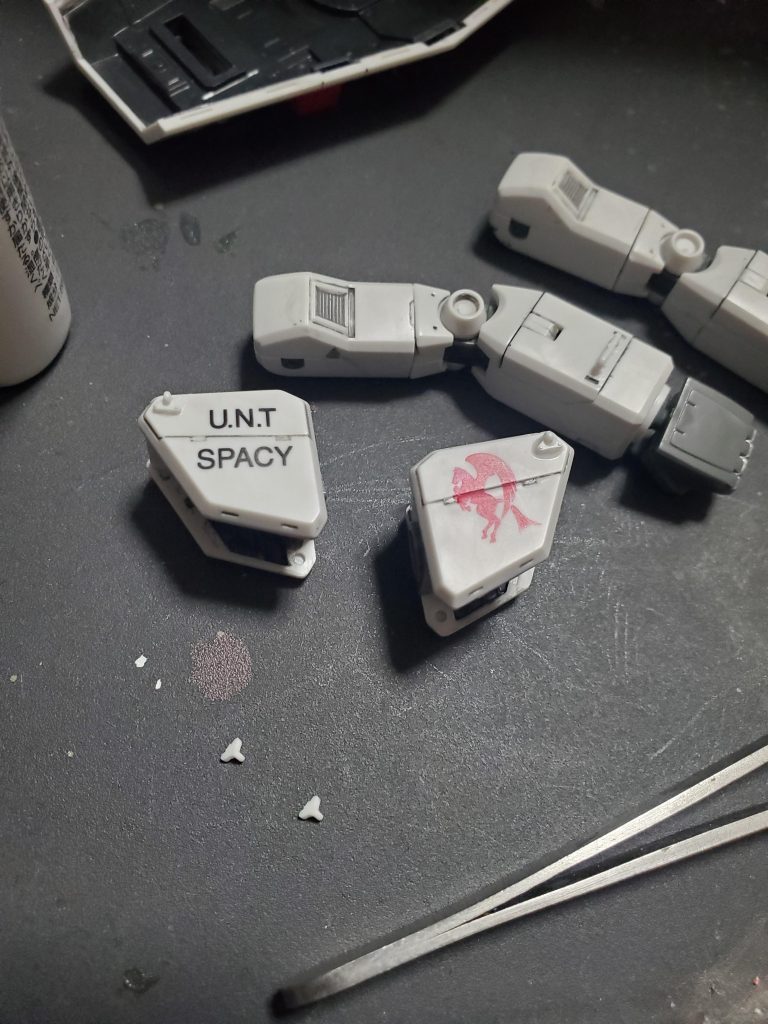 紛失必至の極小パーツを細心の注意払って貼り付けていきます