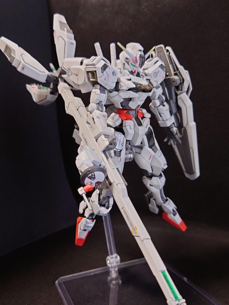 バリアブル・ロッド・ライフルは実戦用として開発された機体のイメージを強調して、ディスク・レドームを装着しました。