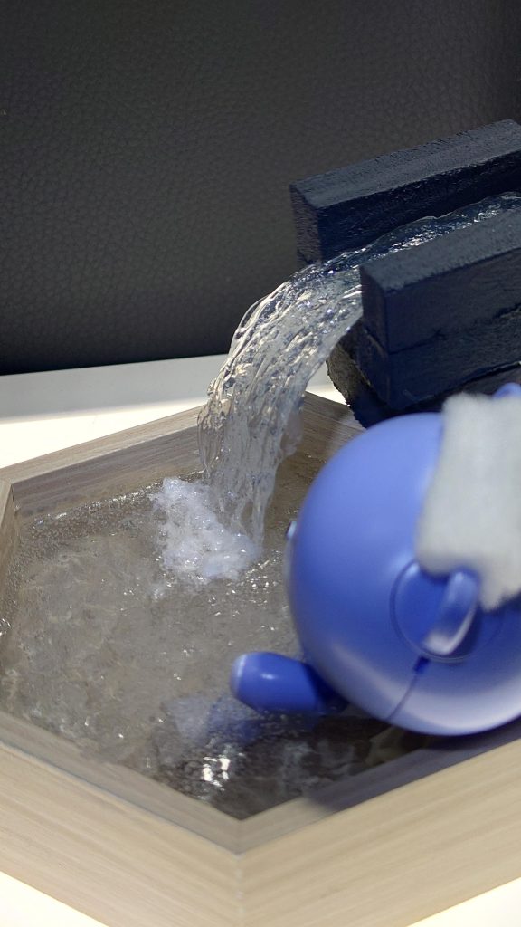 掛け流しを作ってあげました。滝を作るときの手法で、クリアファイルにレジンを薄く広げて、硬化したら剥がします。あとは貼り付けるだけ（笑）