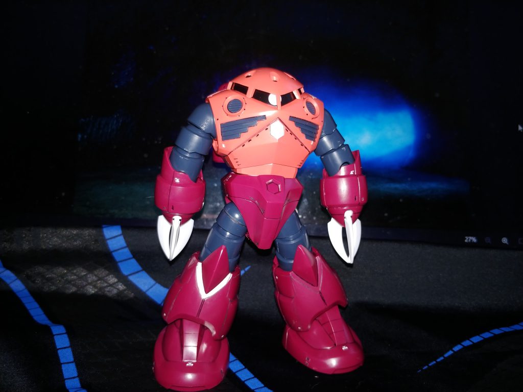 実は、スジボリは脚のほんの数か所で。ボディはちっさい彫り込みを点々と。加えて、最近組み上げたジムの水転写デカール残りを貼ってます。目立ちませんでしたが。