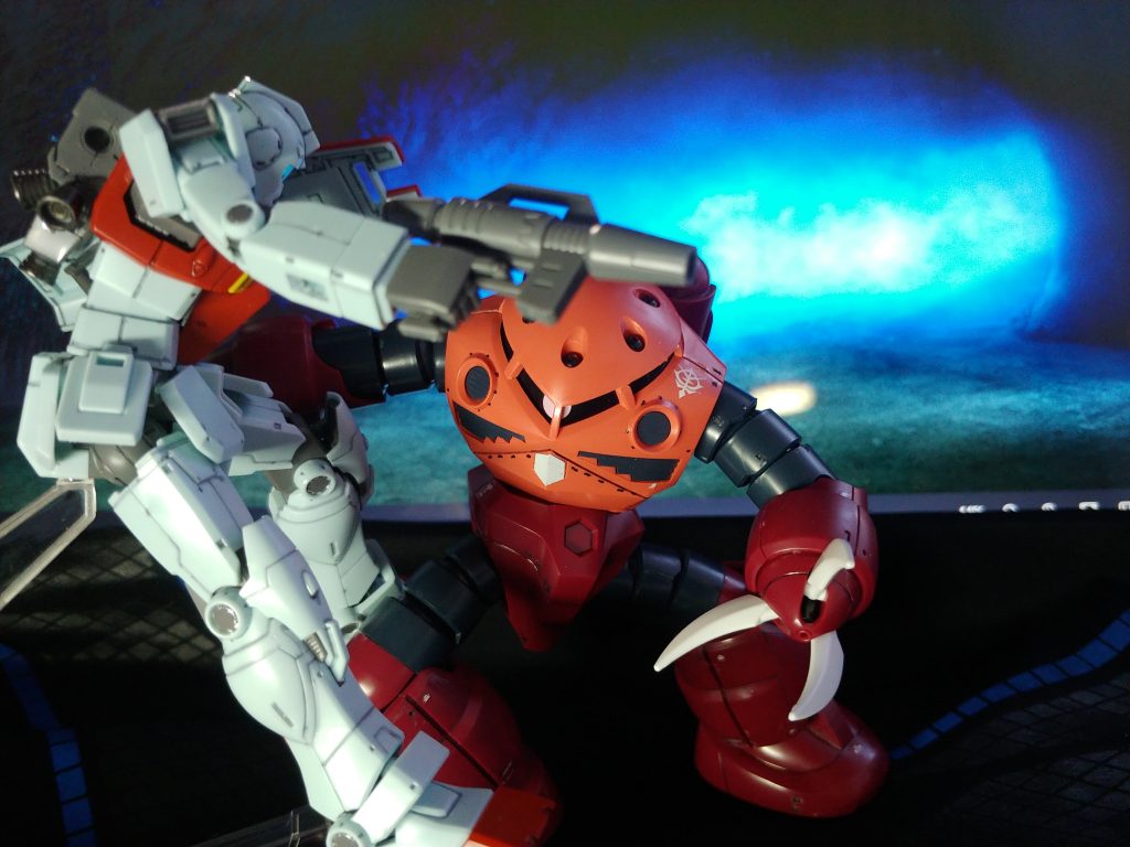 貫通はしてません。が、オリジンジムの柔軟な動きのお陰で、殺られ感の表現がかなり良きかなと。それにしても、古いキットのズゴックも、負けない表現量に関心しました。