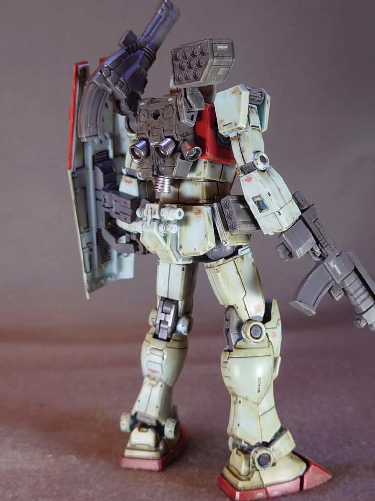 バックから基本は成形色ですが、ミサイル弾頭、手足のマルイチ部分、バーニア、バルカン、バイザーの奥は部分塗装してあります。