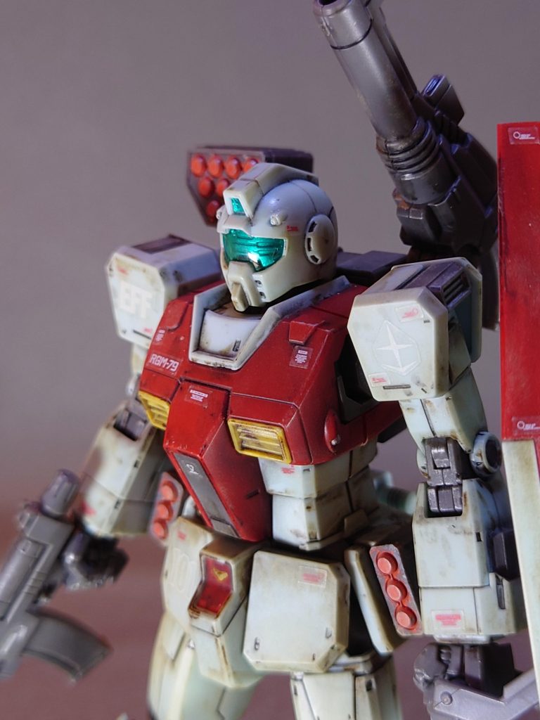 このキットはとにかく武装の数が多いですが、僕は両腰ミサイル+右肩ミサイル+左肩キャノンという組み合わせにしました。やはりミサイル+肩キャノンの組み合わせは良い······。