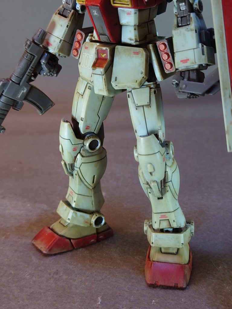 さて肝心なウェザリングですが·····やっぱり初めての方法、てのもあってか中々上手くいかなかったな、という印象です。思っていた以上にメラミンスポンジで塗料を落とすタイミングが掴みづらく、また入り組んだところにはマーカーそのものが届かなかったりするので機体によって通常のウォッシングと切り替えていくべきだと感じました。ちなみにマーカー汚しの後にエナメルのシルバーでドライブラシをし、最後にウェザリングマスターで仕上げをしてあります。