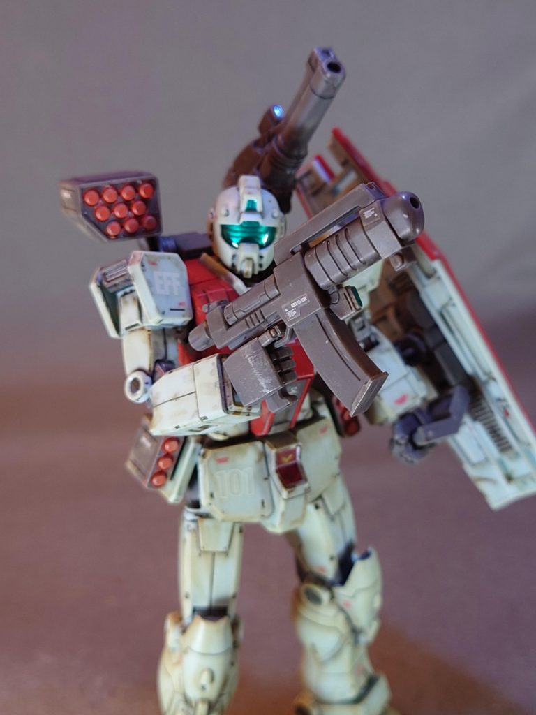 手持ち武装もやたら多いですが、前期型のスプレーガンにしました。何故って? 通常のスプレーガンより見た目がゴツいからさ(キリッ)。ちなみに他はパーツのままジップロックに入れて保管してあります。以下いくつかアクションポーズでも