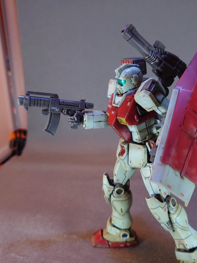 スプレーガン射撃。個人的にジムはガンダムみたく腕を伸ばして撃つのは似合わないと思っています。