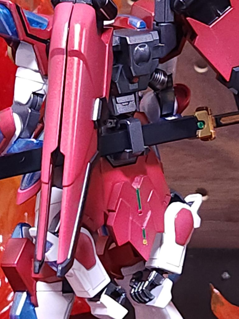 バーニアが小さすぎるかなとおもったので、ジャンクをあさって接着しました。アームビットは遠距離武装が欲しいと考え作成しました。自動操縦の攻撃補助の役割です。