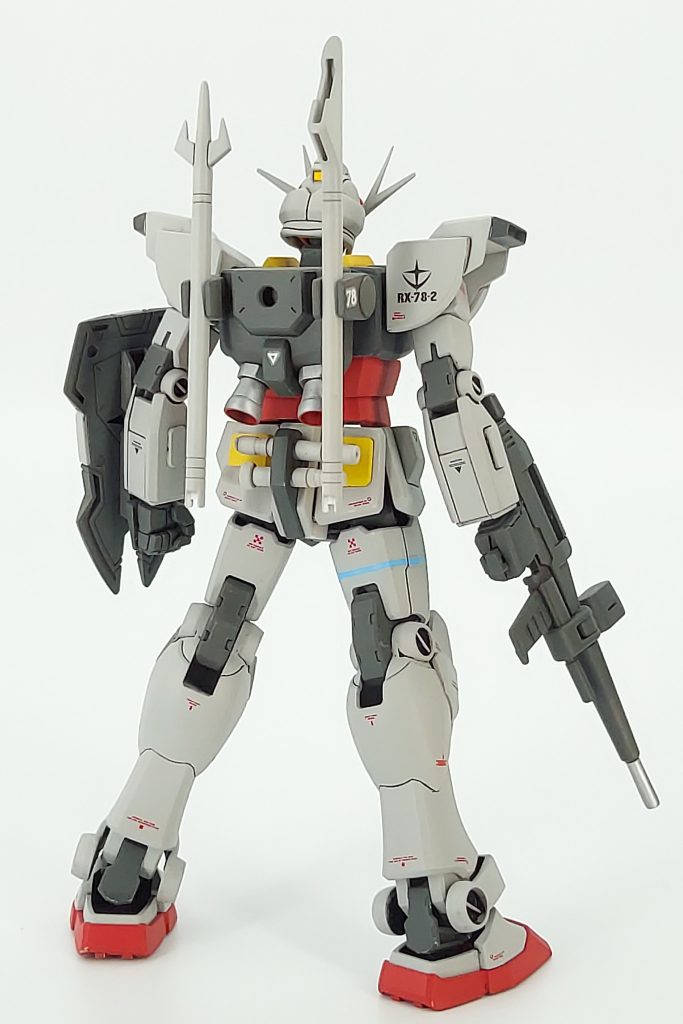 リア腰裏にはサーベルラックを自作して余剰パーツのビームサーベルを携行できるようにしました