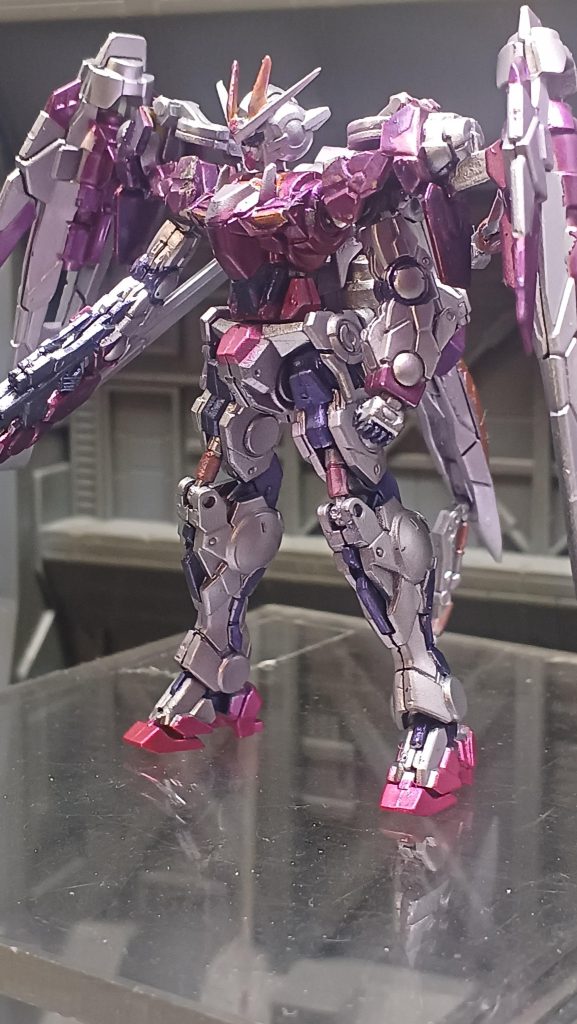 普通にキャンディ塗装で終わるつもりでしたが最後に薄いクリアーピンクにダイソーのパールパウダーの紫を混ぜて吹いたところギラギラのトランザムになり久々に昇天しちゃいました😁