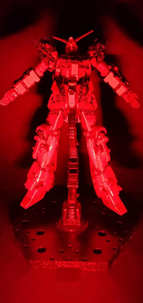 赤色光を当てると結晶の金属感が増しました