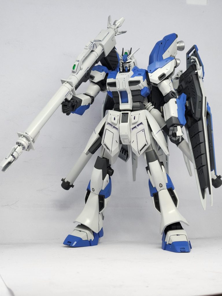 ポーズ3。武器はランチャー一択でした🥶サイドアーマーは片側紛失の為、NT-1から移植しました。さぁ今回の作品、叔父さんのミキシングが甥っ子に刺さるか楽しみです!今回は色々と試行錯誤した機体でした。アイデアの足し算、引き算でなんとでもなる事を学びました🥶今回感じたのはガンプラは自由だ❗ってコト👺