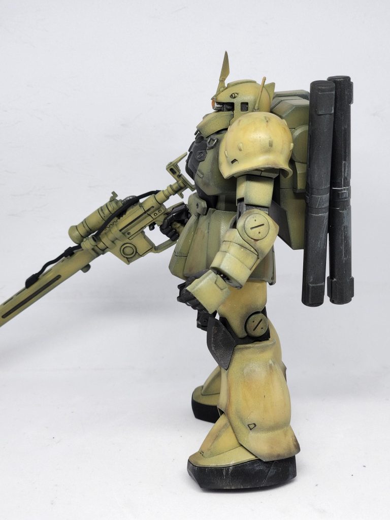 横。このモビルスーツは汚しが似合いますね。綺麗じゃダメなんです。そして肩アーマーやらふくらはぎ。旧型の色気を感じてなりません💦