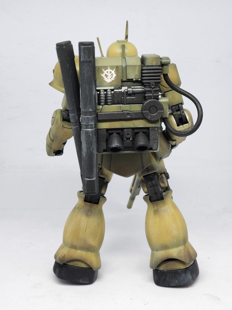 後ろ。バックパックを見た瞬間、素敵過ぎてヤバかったです。デカール貼ろうと思いましたが、スナイパーは目立ってはいけないと思い、バックパックに気紛れのジオンマーク。ヤスって年季いれときました。