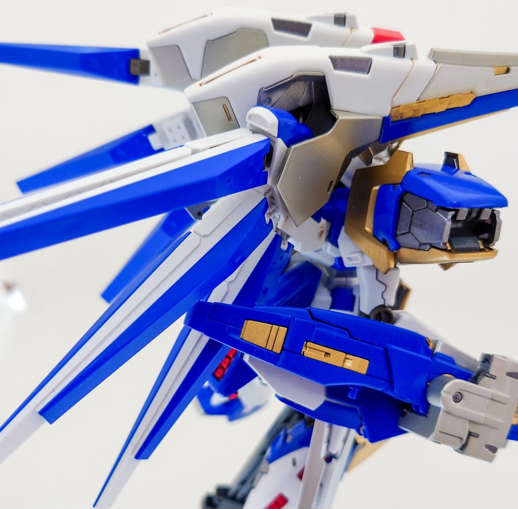 背面Hi-νガンダムのファンネルがピッタリ収まっております。