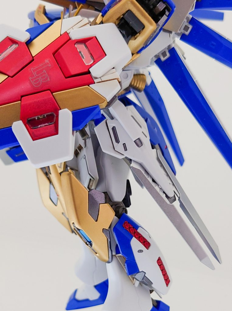 足回りのパーツ。膝パーツを取り付けるのに苦労しました。