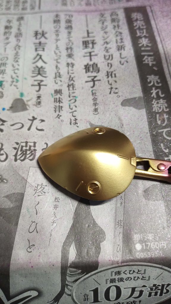 ガンダムマーカーのメタリックって、塗膜が薄くてけっこう大変でして。。。今回も、3回吹いたのですが、ちょっとこするとすぐ剥がれてしまいます。製作途中で疲れたので去年作った百式のお色直しをしようと思い、もともとホワイトゴールドで塗装していたものを、ヤスリがけして整えてゴールドとレッドゴールド塗装しました。で、ゴールドの塗膜がなかなか丈夫だということに気づき、ゴールド吹いた上からメタリックピンクを吹いてみました。すると、1回吹いただけで発色良くなり、塗膜もしっかり。この後、腕を除く上半身を塗装して、なかなか良い結果が得られました。3回吹いた部分も塗装し直したいけど、もう疲れたのでこれで一旦終わりにします。ここまでご覧いただきありがとうございました。ハイゴッグ、再販されないかな。。。