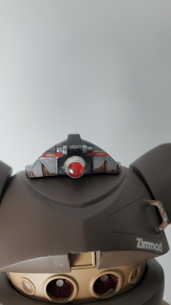 モノアイを変更したことによりくり抜いた部分がスカスカになりイマイチだったので、ジャンクパーツとプラ棒で埋めました。