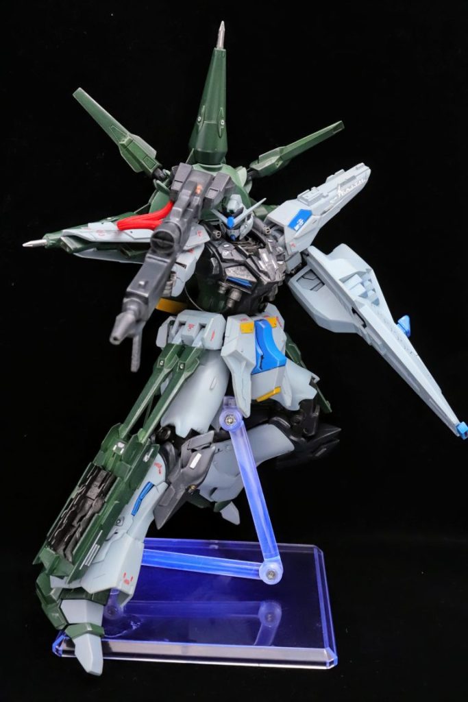 脚部のスラスターユニットもプラ板を積層することで自作に挑戦。カラーリングすることで、及第点といったところでしょうか。