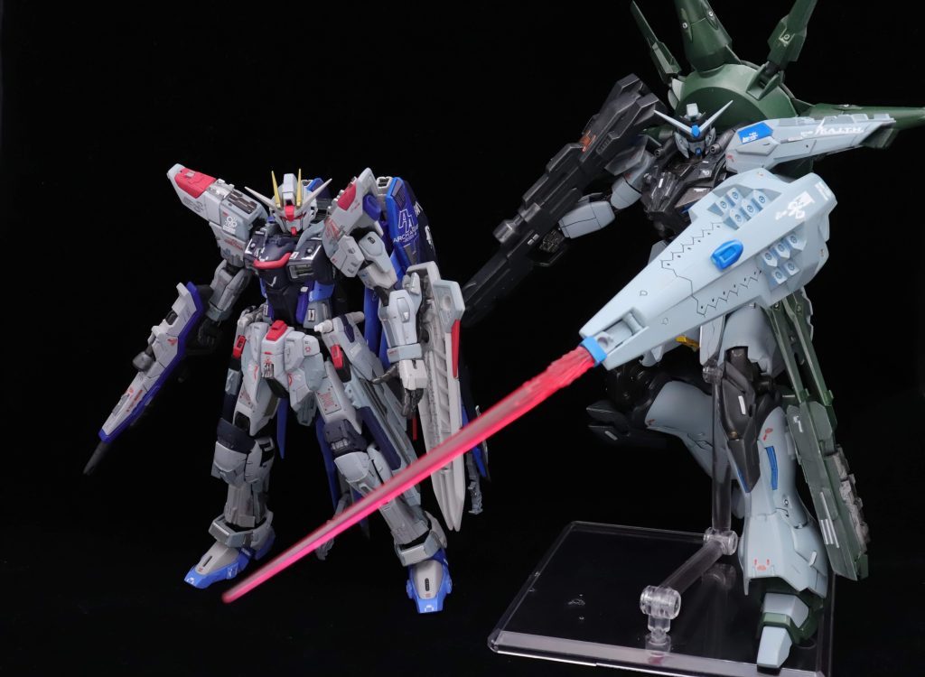 RGフリーダムと。シナンジュとのミキシングで頭身がかなり高くなりました。