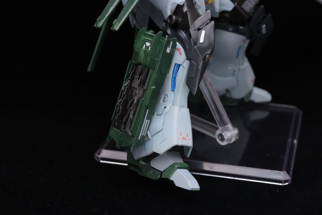 脚部のスラスターユニットです。シナンジュでのまんまだとジオニックだったので、プラ板でスクラッチしました。