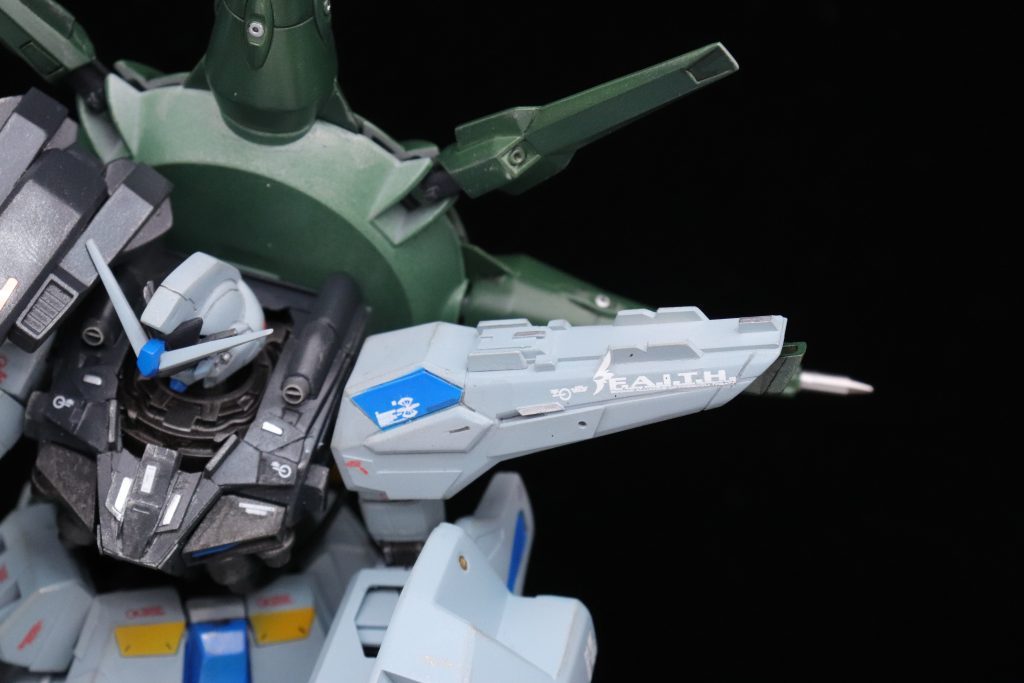 ショルダーアーマーのディティールもプラ板(エバーグリーン)のものを仕様して少し盛りました。