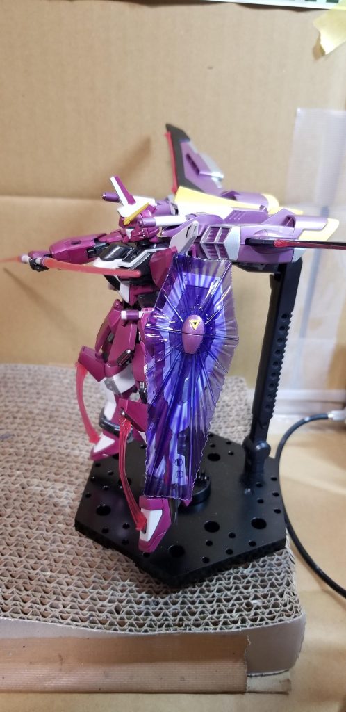 横向きです。メイン装甲とバックパックの色は意図通りになったと思っています。