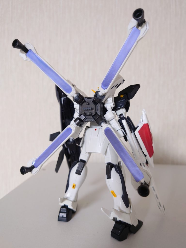 バックパックはスカルウェポンのものを基礎にGXのビームソードラック兼スラスターユニットとサブアームユニットを組み合わせてます。脚部アンクルアーマーにはクロスボーンのフィン状のパーツを追加。