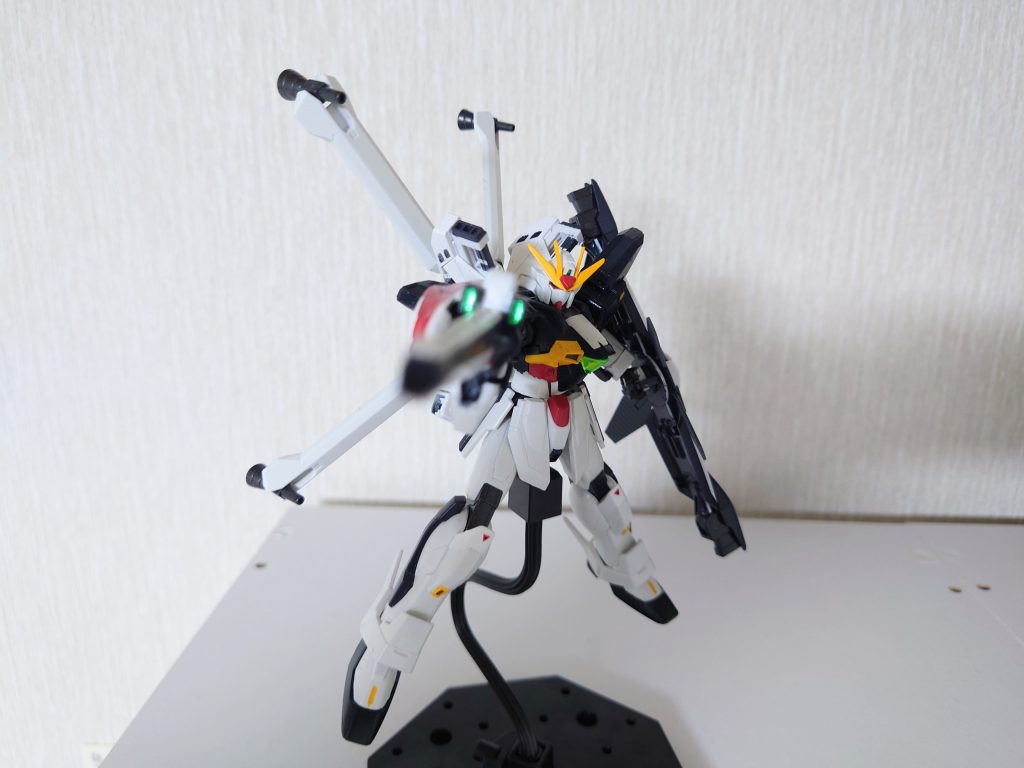 グリップと下部のユニット、側面の小型シールドで前腕部に固定して使用します。下部ユニットはガンプラバトルアームアームズのパーツを使用。