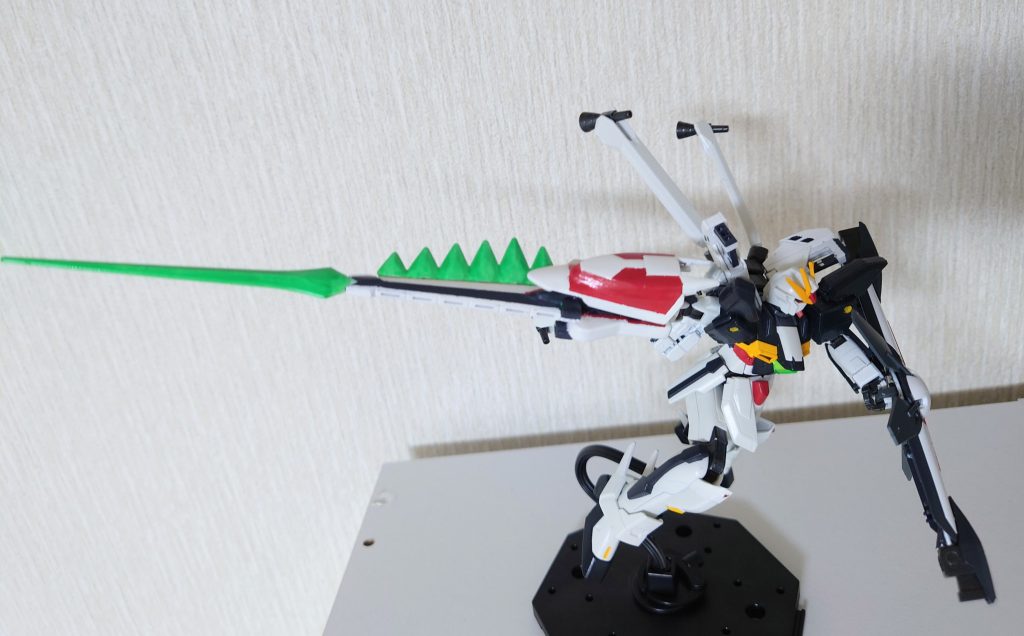 ビーム刃を発振、持ち替えなしで格闘戦が可能。GXのビーム刃が緑なので、それに合わせて白地に蛍光グリーンで塗装してます。小型シールドはスカルウェポンとバトルアームアームズのシールドパーツを加工、接合して作りました。